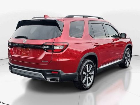 Used 2025 Honda Pilot Touring image 3