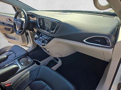 Used 2023 Chrysler Pacifica Touring-L FWD image 19