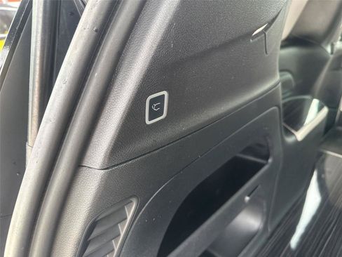 Used 2022 Chrysler Pacifica Touring FWD image 14