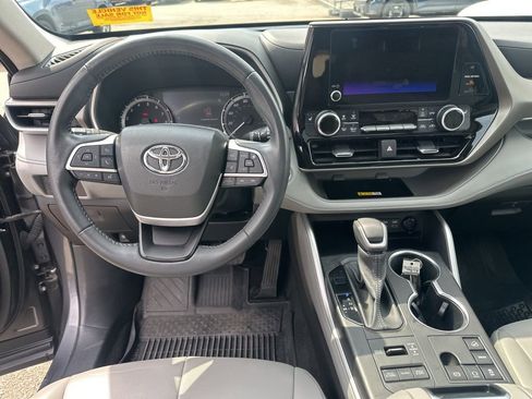 Used 2023 Toyota Highlander XLE image 26