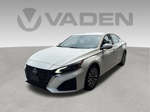 Used 2023 Nissan Altima 2.5 SV FWD image 1