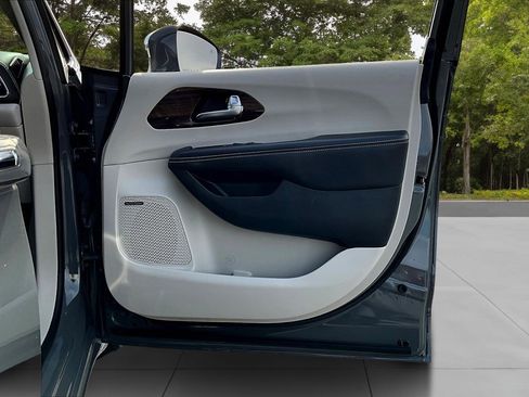 Used 2022 Chrysler Pacifica Limited image 31