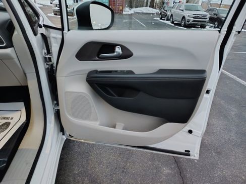 Used 2020 Chrysler Voyager LX image 28