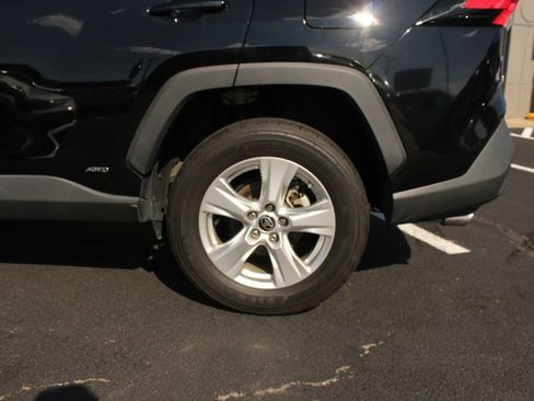 Used 2021 Toyota RAV4 LE AWD/4WD image 4