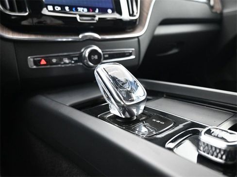 Used 2022 Volvo XC60 B5 Inscription image 12