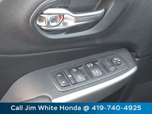 Used 2018 Jeep Cherokee Latitude Plus w/ Comfort/Convenience Group AWD/4WD image 27