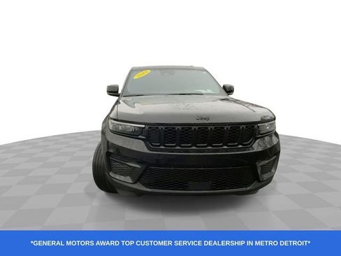 Used 2024 Jeep Grand Cherokee Altitude image 3