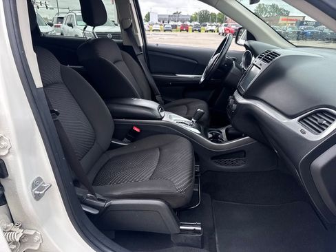 Used 2019 Dodge Journey SE FWD image 12