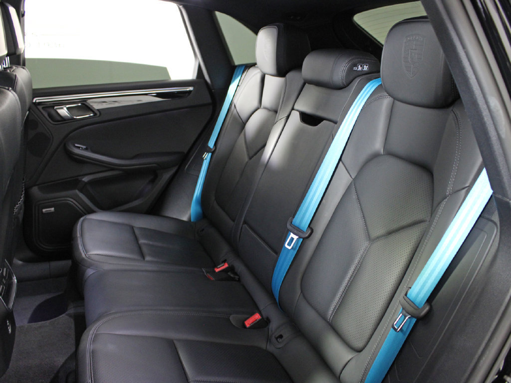 Certified 2022 Porsche Macan AWD/4WD image 38