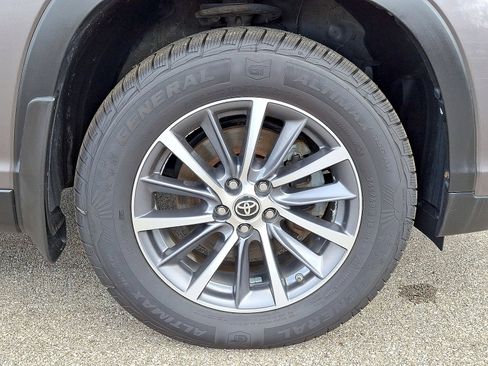 Used 2019 Toyota Highlander XLE AWD/4WD image 27