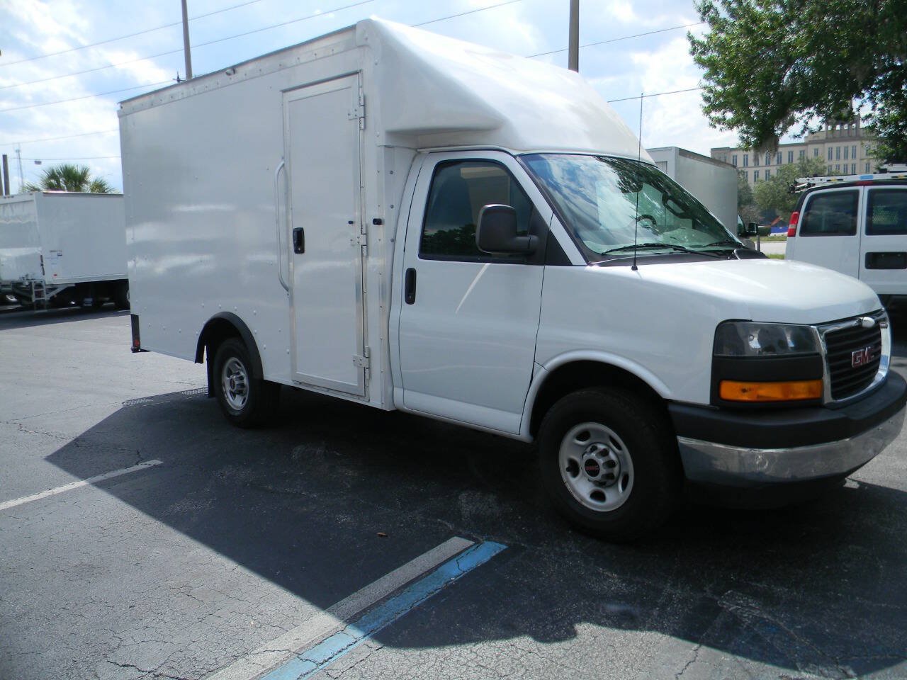 Used 2022 GMC Savana 3500 w/ Power Convenience Package RWD image 1