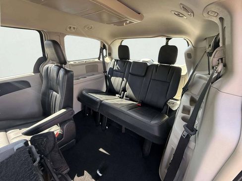 Used 2015 Chrysler Town & Country Touring w/ Driver Convenience Group FWD image 12