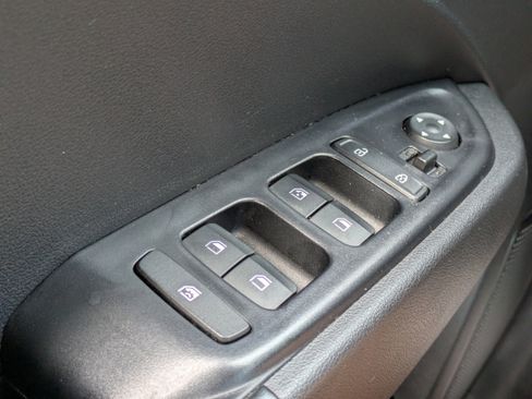 Used 2023 Hyundai Venue Limited image 20