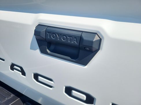 Certified 2025 Toyota Tacoma SR5 AWD/4WD image 10