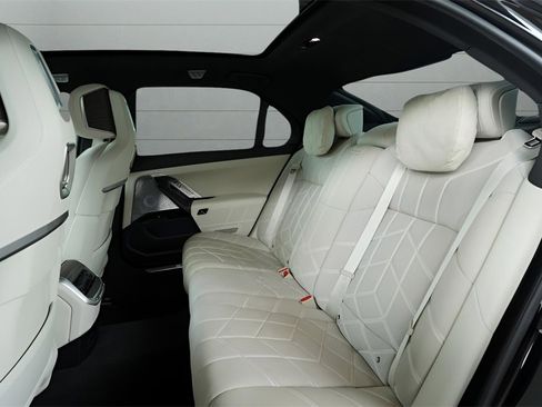 Used 2023 BMW 760i xDrive w/ Executive Package image 29