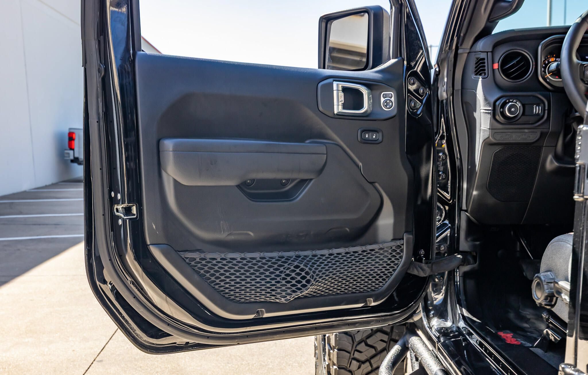 Used 2024 Jeep Wrangler Unlimited Rubicon w/ Technology Group AWD/4WD image 37