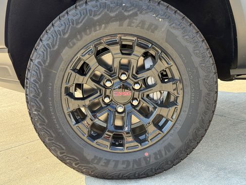 New 2026 GMC Canyon Elevation w/ Convenience Package image 9