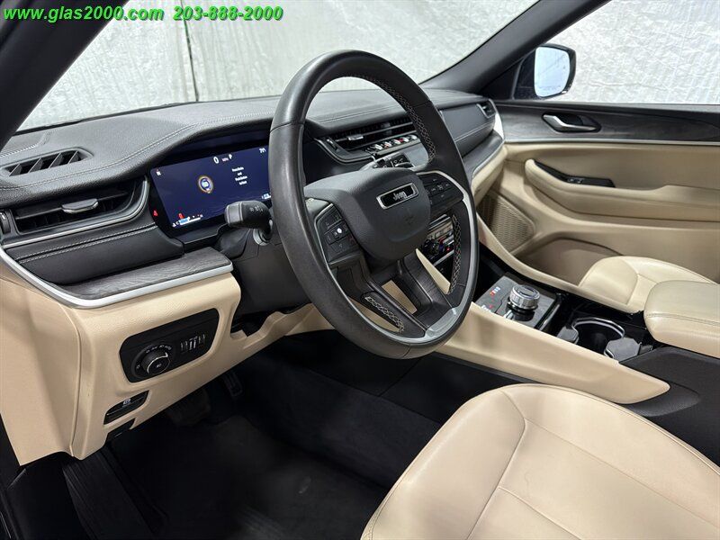 Used 2023 Jeep Grand Cherokee L Limited AWD/4WD image 3