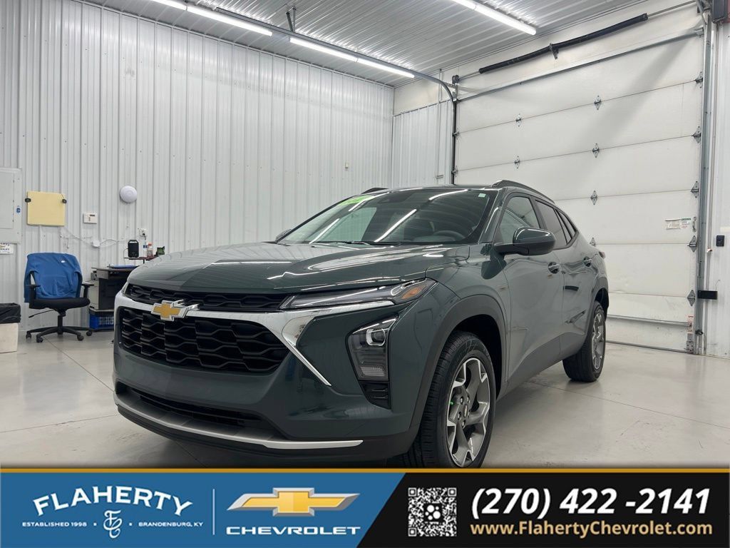 Used 2025 Chevrolet Trax LT FWD image 6
