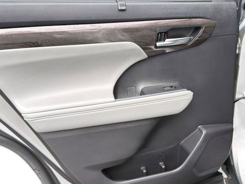 Used 2023 Toyota Highlander Limited FWD image 27