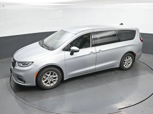 Used 2023 Chrysler Pacifica Touring-L FWD image 36