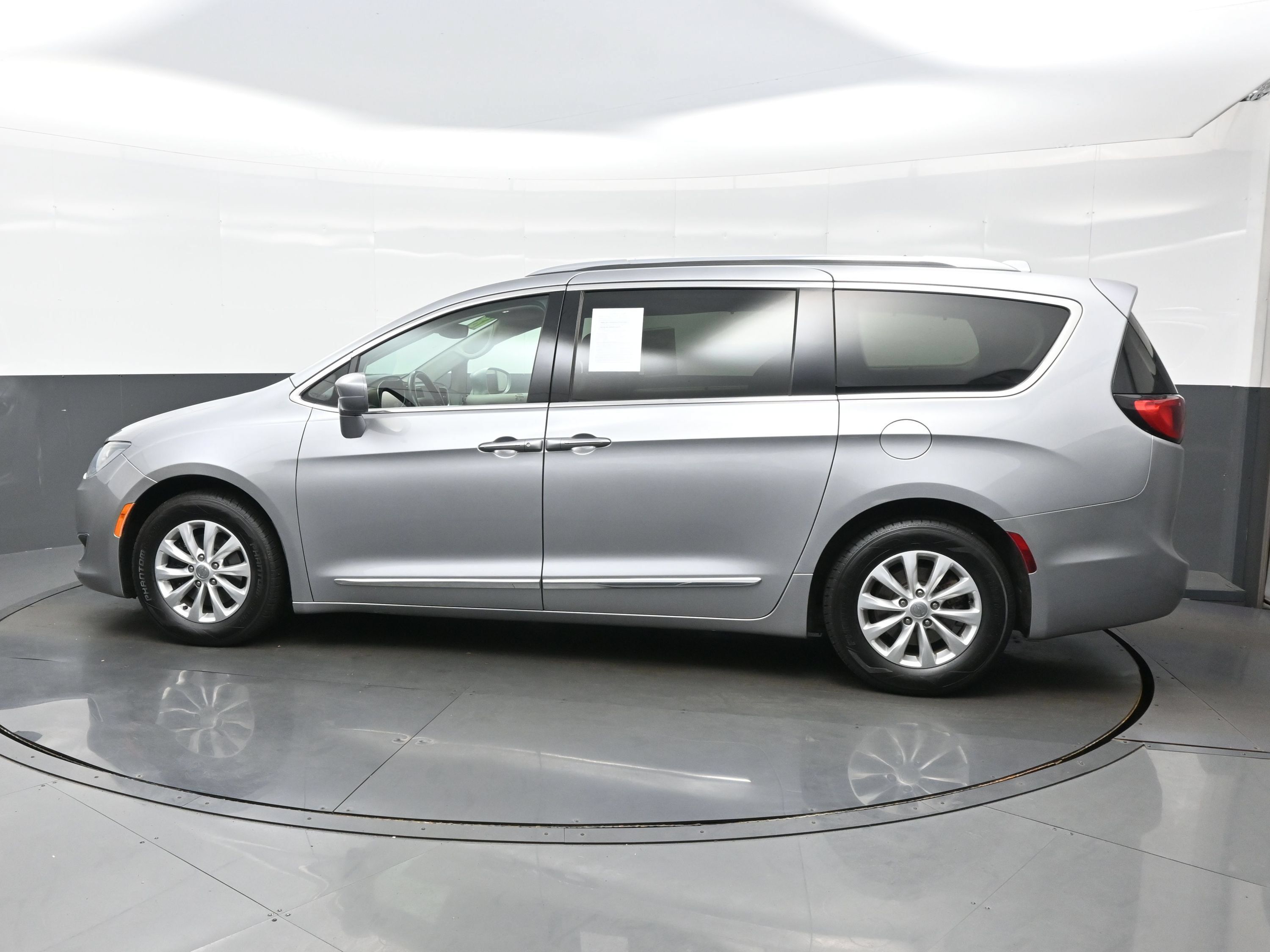 Used 2018 Chrysler Pacifica Touring-L Plus FWD image 3