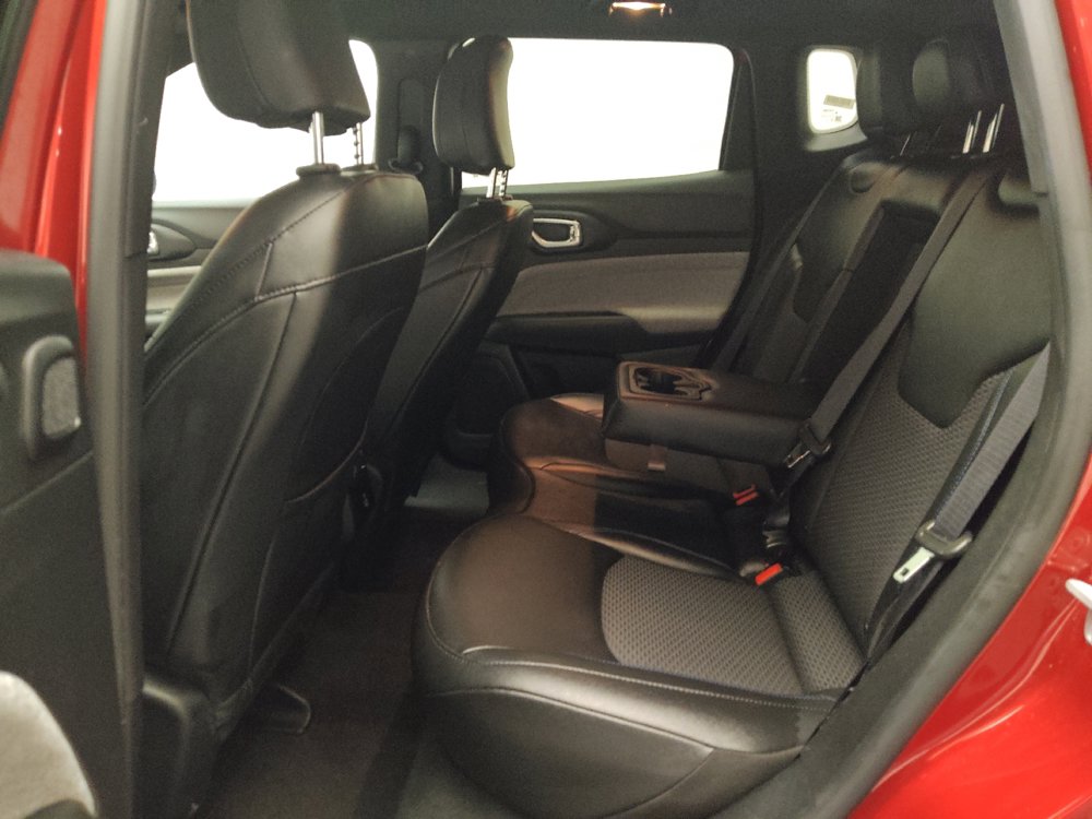 Used 2025 Jeep Compass Latitude w/ Sun & Sound Group AWD/4WD image 18