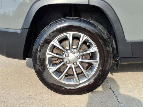 Used 2019 Jeep Cherokee Latitude Plus w/ Comfort/Convenience Group AWD/4WD image 8