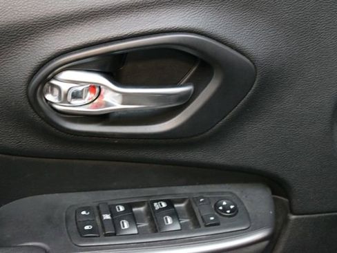 Used 2019 Jeep Cherokee Sport FWD image 17