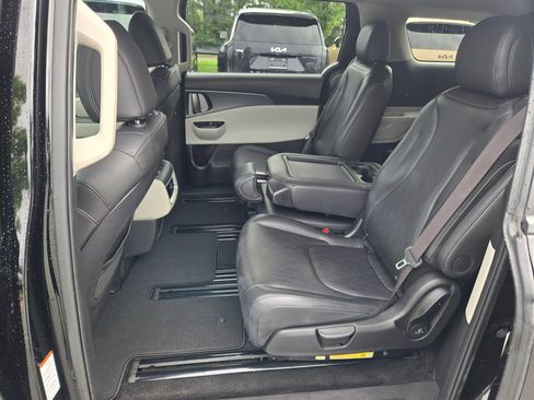 Used 2024 Kia Carnival LX FWD image 31