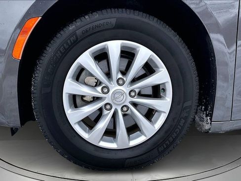 Used 2019 Chrysler Pacifica Touring-L image 31