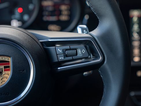 Used 2025 Porsche Macan image 8