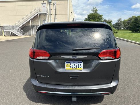 Used 2018 Chrysler Pacifica Touring Plus w/ Tire & Wheel Group FWD image 6