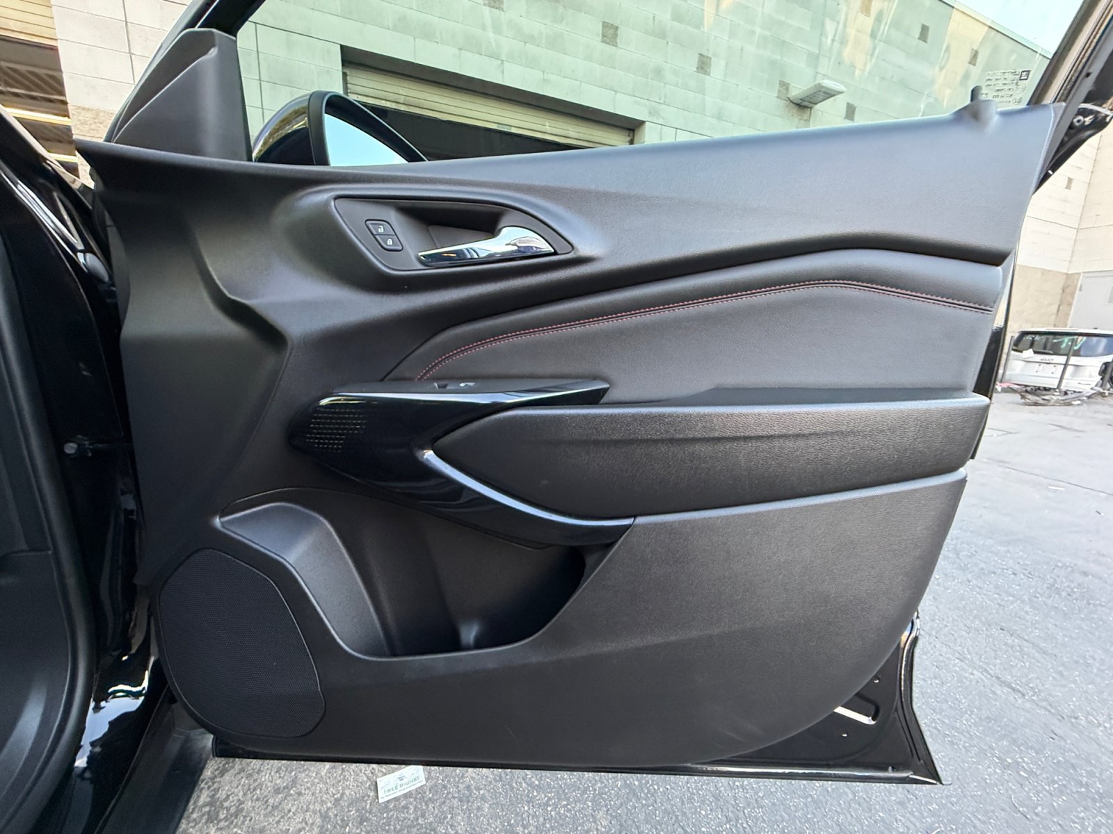 Used 2025 Chevrolet Trax RS w/ Sunroof Package FWD image 19