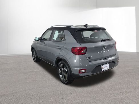 Used 2022 Hyundai Venue Limited image 36