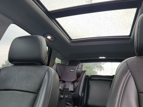 Used 2023 GMC Terrain SLT w/ Infotainment Package II image 7