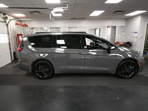 Used 2025 Chrysler Pacifica Limited FWD image 9