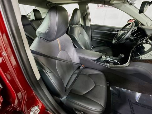 Certified 2020 Toyota Camry XLE w/ Sunroof Package image 32