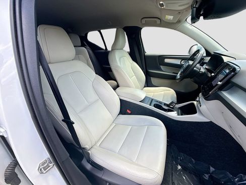 Used 2021 Volvo XC40 T4 Momentum w/ Premium Package FWD image 29