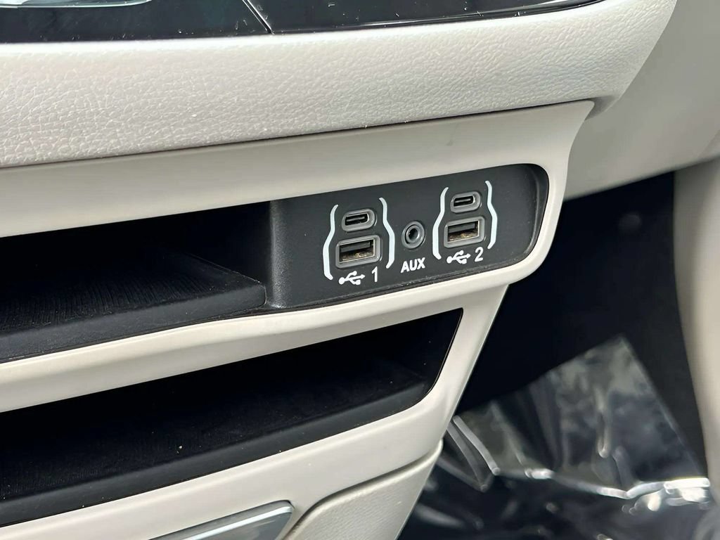 Used 2021 Chrysler Pacifica Touring-L FWD image 22
