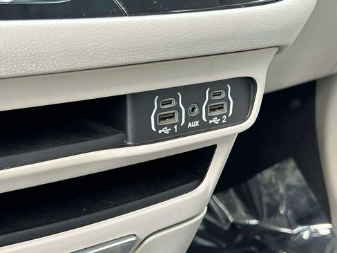 Used 2021 Chrysler Pacifica Touring-L FWD image 22