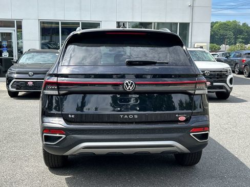 Used 2025 Volkswagen Taos SE AWD/4WD image 3