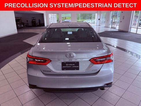 Used 2022 Toyota Camry XLE FWD image 6