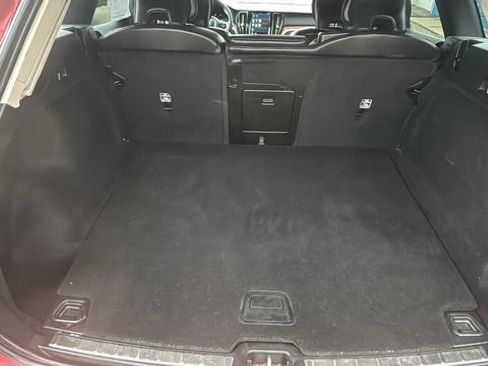 Used 2022 Volvo XC60 B5 Momentum image 12