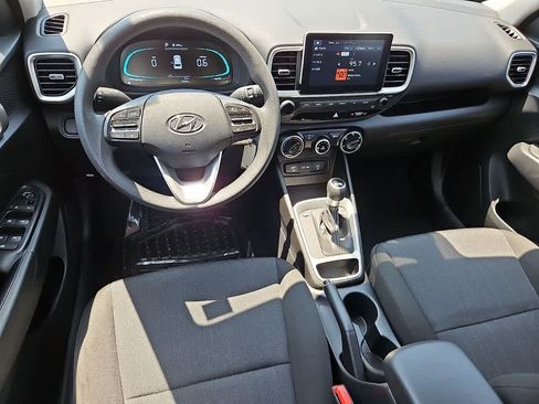 Used 2025 Hyundai Venue SE FWD image 10