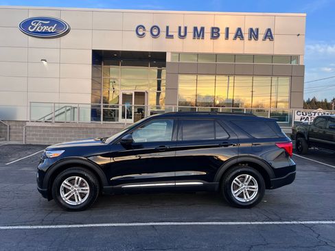 Used 2023 Ford Explorer XLT AWD/4WD image 2