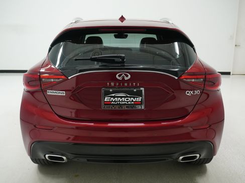 Used 2017 INFINITI QX30 Premium w/ Navigation Package image 5