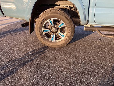 Used 2019 Toyota Tacoma TRD Sport w/ Technology Package image 9