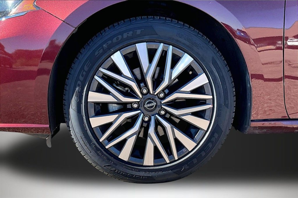 Used 2025 Nissan Altima 2.5 SV FWD image 31