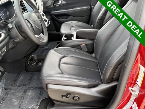 Used 2025 Chrysler Pacifica Select image 30